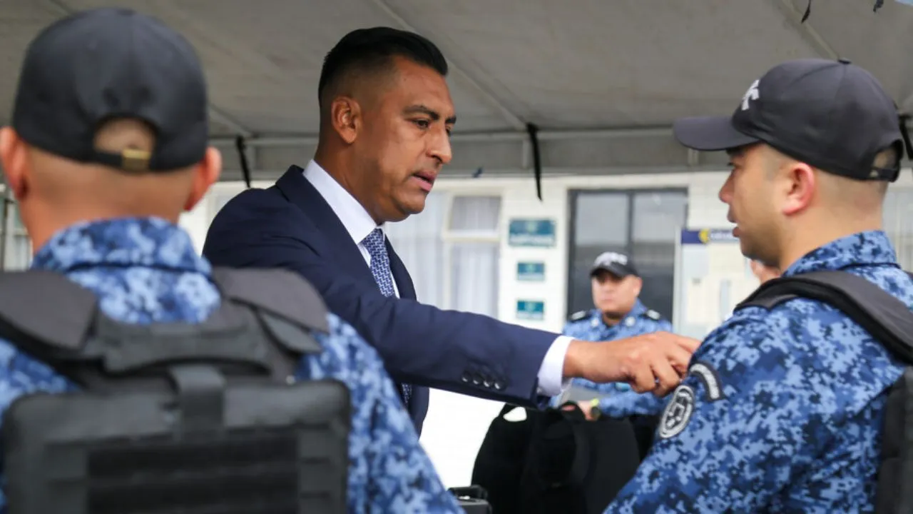 El coronel Daniel Fernando Gutiérrez, director del Instituto Nacional Penitenciario y Carcelario, Inpec, aparece en la entrega de insumos para la guardia de la cárcel La Modelo de Bogotá.